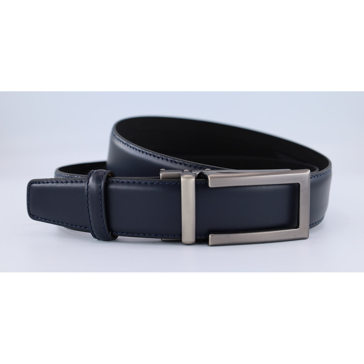 Automatische blauwe riem zonder gaatjes.