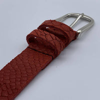 Trendy rode damesriem met slangenprint.