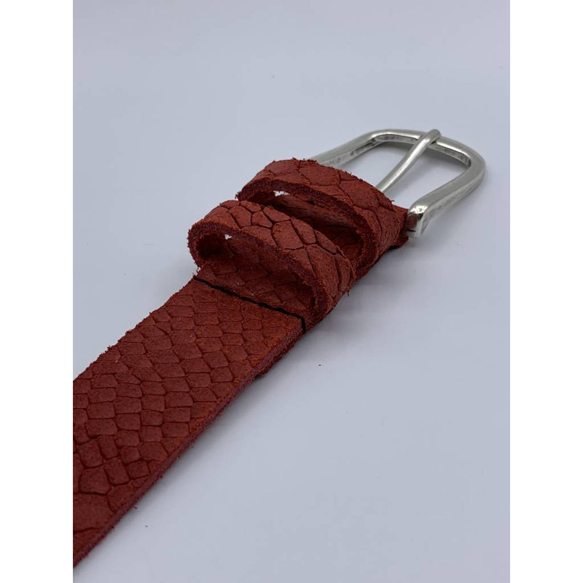 Trendy rode damesriem met slangenprint.