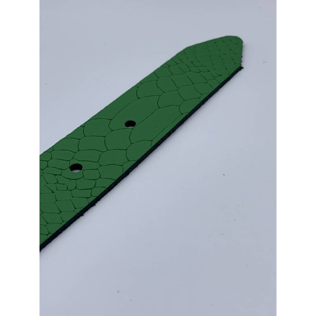 Trendy groene damesriem met slangenprint. 