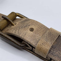 Stoere zand kleurige riem met gekreukt leer
