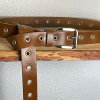 Lange trendy cognac knoopriem met ringen