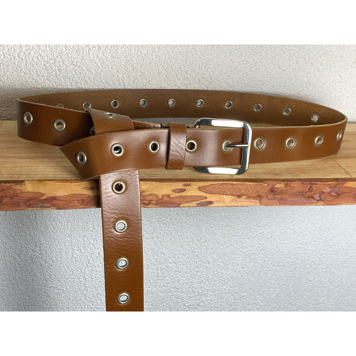 Lange trendy cognac knoopriem met ringen