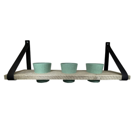 Kruidenrek met pastel groene potjes. 