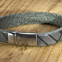 Grijze armband vintage gelaserd met brick print.