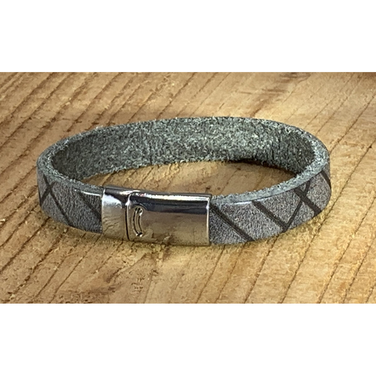 Grijze armband vintage gelaserd met brick print.