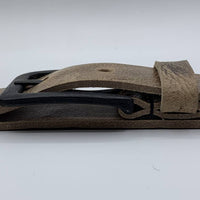 Stoere zand kleurige riem met gekreukt leer en mat zwarte gesp.
