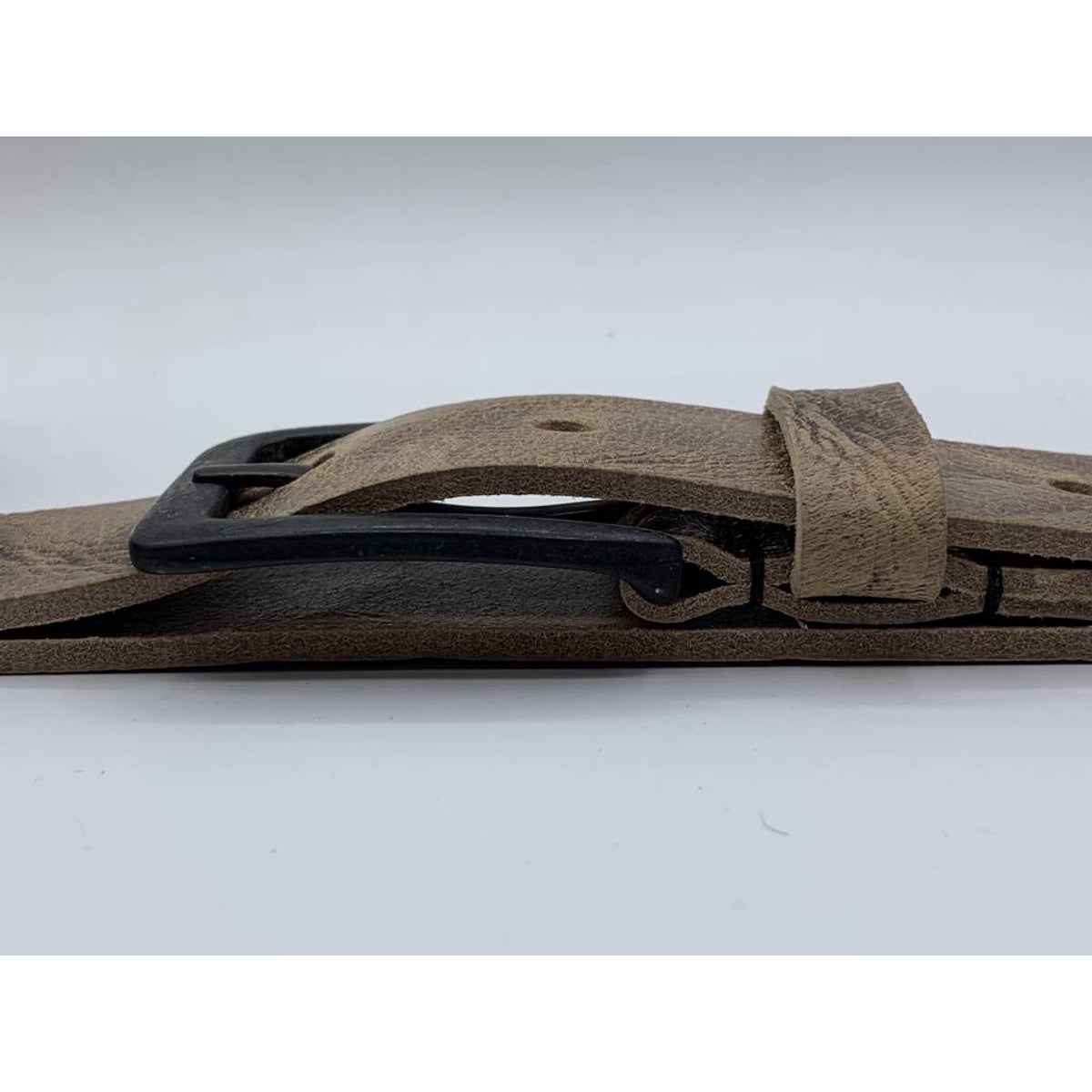 Stoere zand kleurige riem met gekreukt leer en mat zwarte gesp.