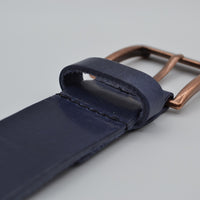 blauwe italiaans volnerf lederen riem met bronzen gesp