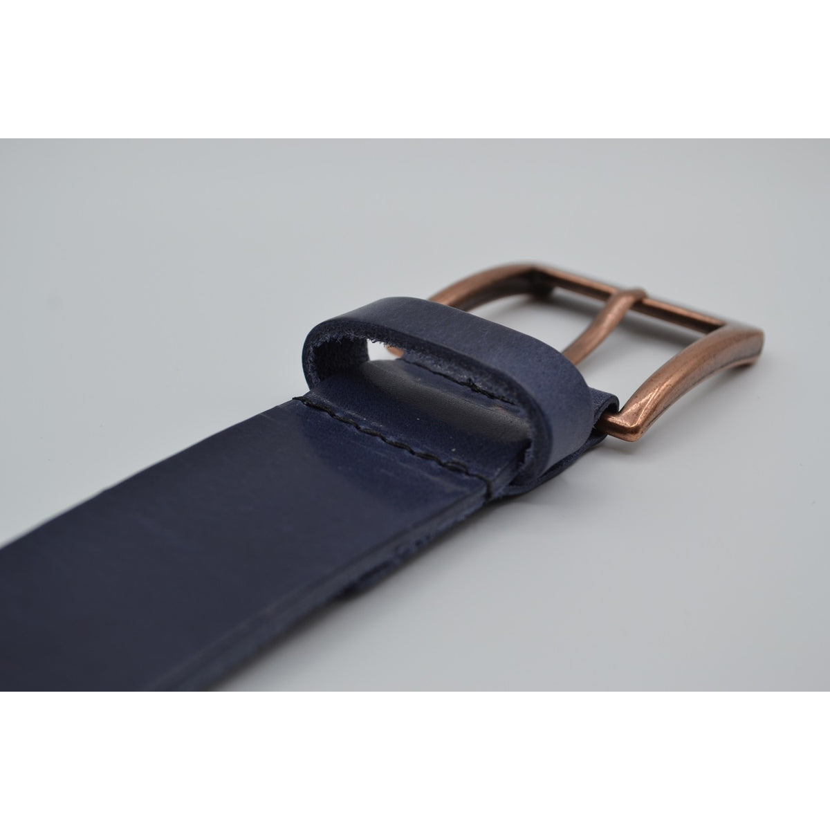 blauwe italiaans volnerf lederen riem met bronzen gesp