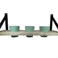 Kruidenrek met pastel groene potjes. 