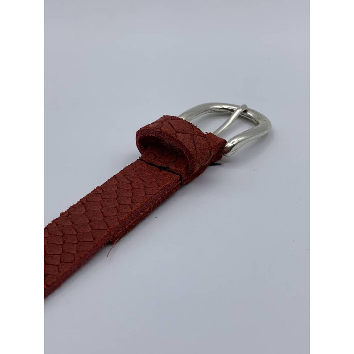 smalle rode damesriem met slangen print