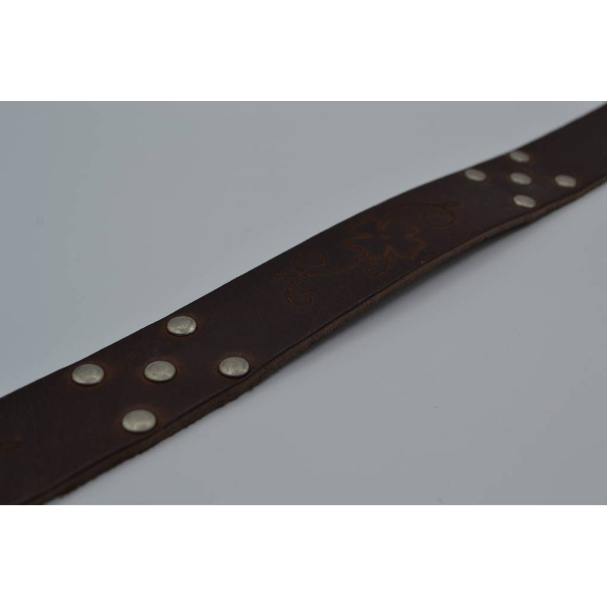 Bruine riem met studs en laserprint 