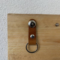 Sleutelplankjes van hout inclusief 2 moderne sleutelhangers van echt leer