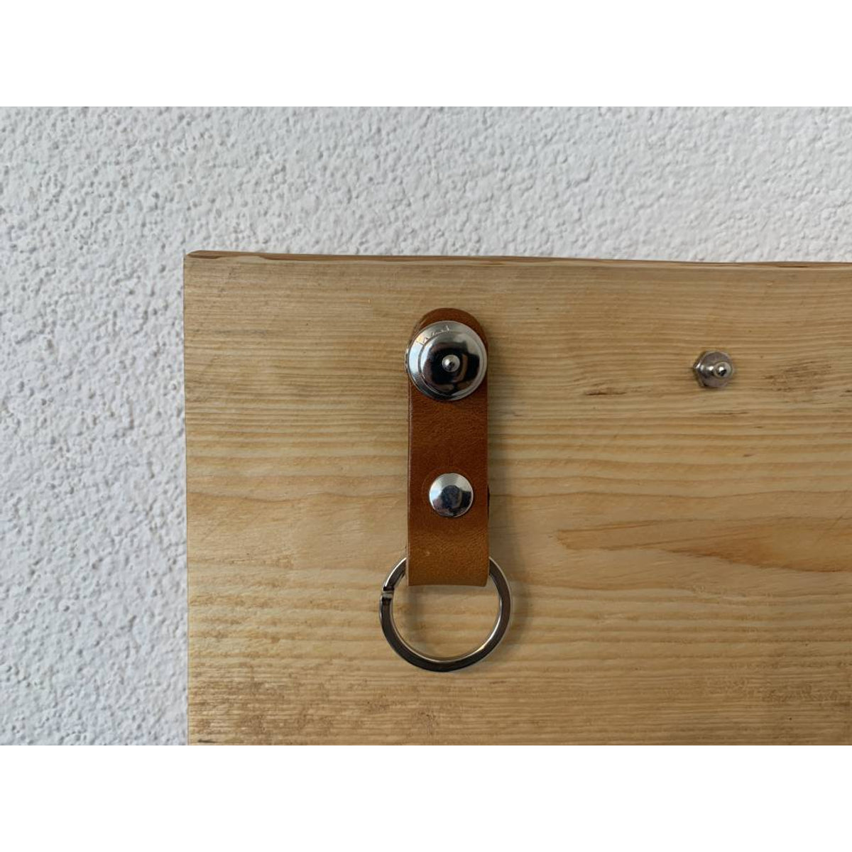 Sleutelplankjes van hout inclusief 2 moderne sleutelhangers van echt leer