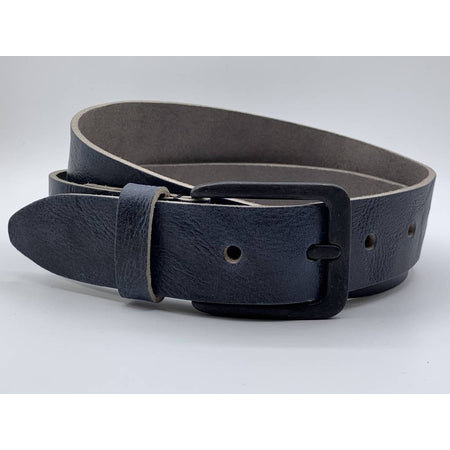 Stoere blauwe riem met gekreukt leer en mat zwarte gesp