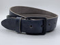 Stoere blauwe riem met gekreukt leer en mat zwarte gesp