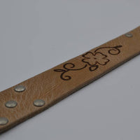 Taupe riem met studs en laserprint