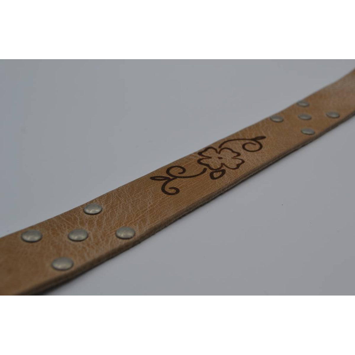 Taupe riem met studs en laserprint