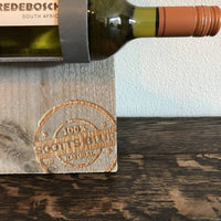 Wijnrek  van hout en leer. 