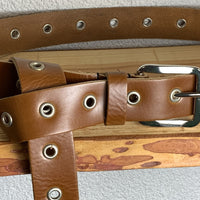 Lange trendy cognac knoopriem met ringen