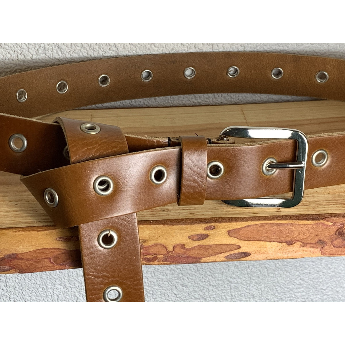Lange trendy cognac knoopriem met ringen