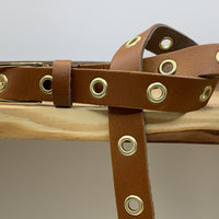 Lange trendy cognac knoopriem met gouden ringen