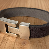 Grijze armband met wax randen voor een perfecte afwerking.