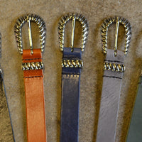 trendy smalle zwarte riem met uitgewerkte gesp. 