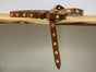 Lange trendy cognac knoopriem met gouden ringen