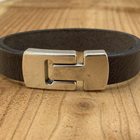 Grijze armband met wax randen voor een perfecte afwerking.