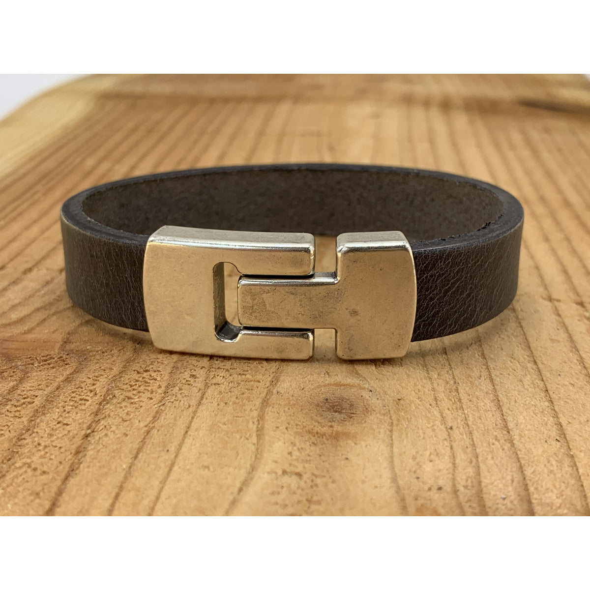 Grijze armband met wax randen voor een perfecte afwerking.