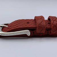 Trendy rode damesriem met slangenprint.