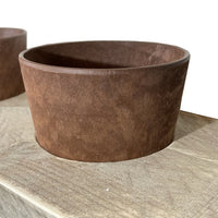 Kruidenrek met bruine oak kleurige potjes. 