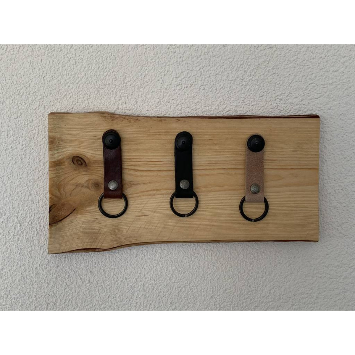 Sleutelplankjes van hout inclusief 3 sleutelhangers van echt leer
