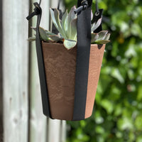 Terracotta kleurige hangpot small met echt lederen banden.