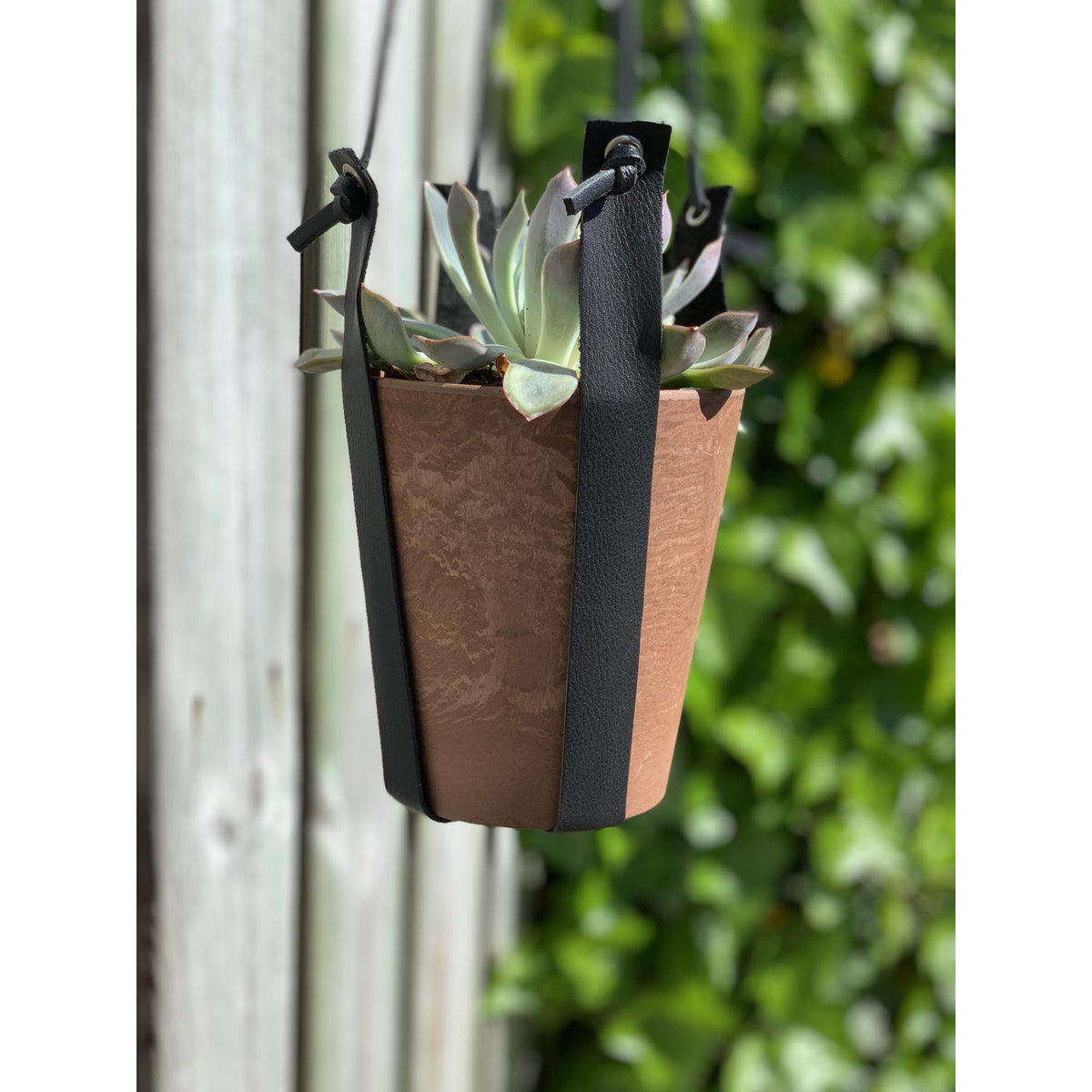 Terracotta kleurige hangpot small met echt lederen banden.