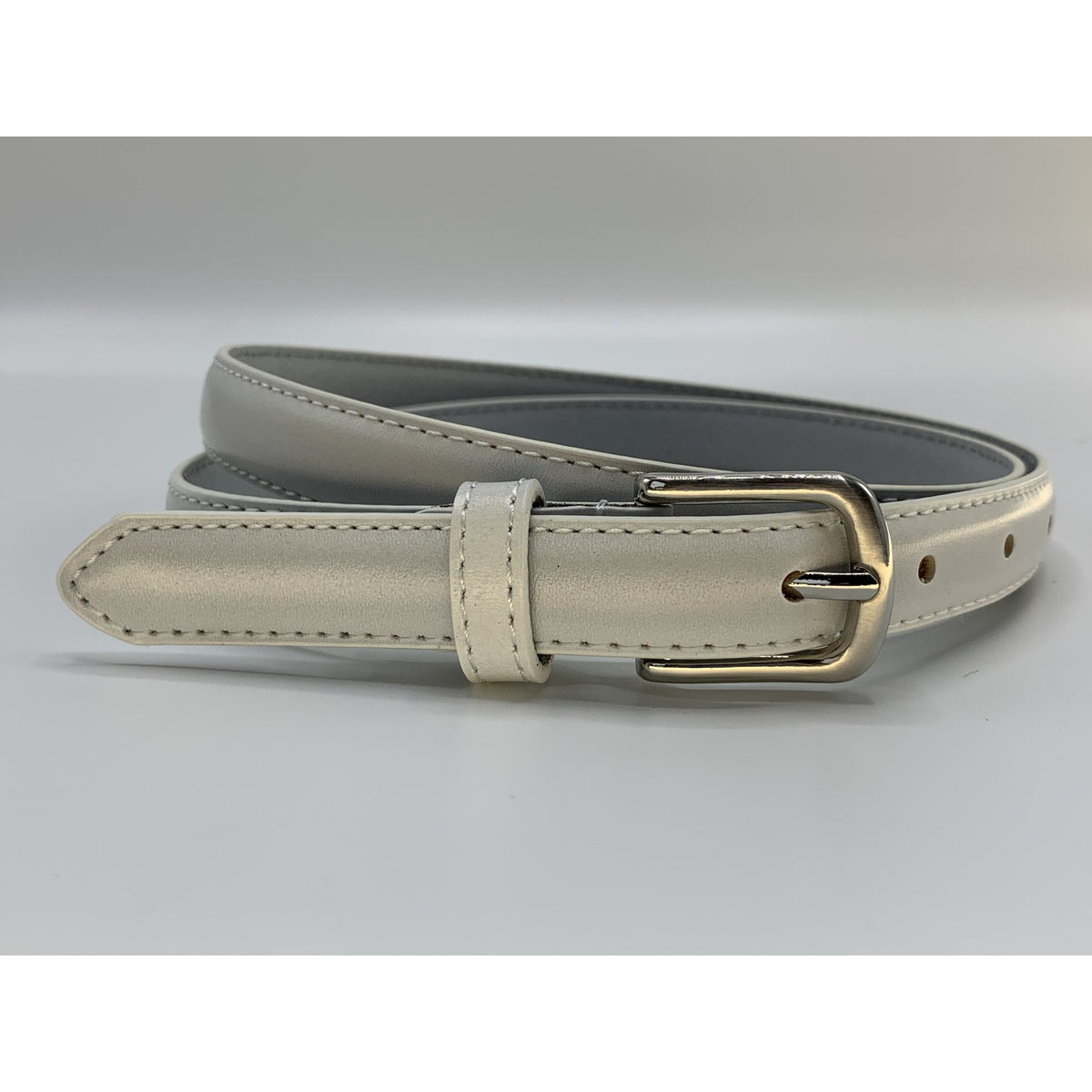 Nette witte 2cm brede damesriem.