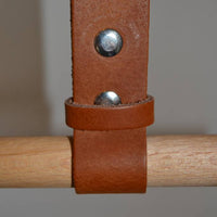 Kapstok van leer en hout