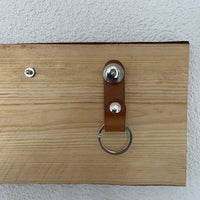 Sleutelplankje van hout inclusief 3 sleutelhangers van echt leer