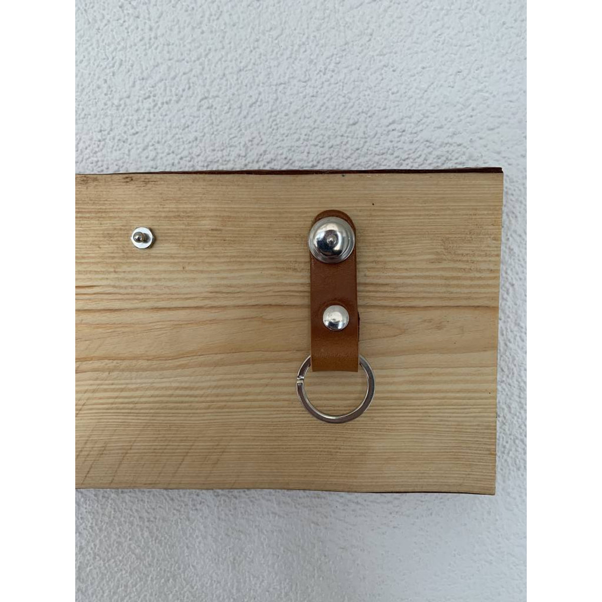 Sleutelplankje van hout inclusief 3 sleutelhangers van echt leer