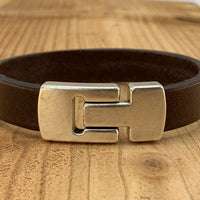 Bruine armband met wax randen voor een perfecte afwerking.