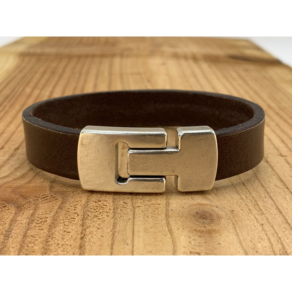 Bruine armband met wax randen voor een perfecte afwerking.