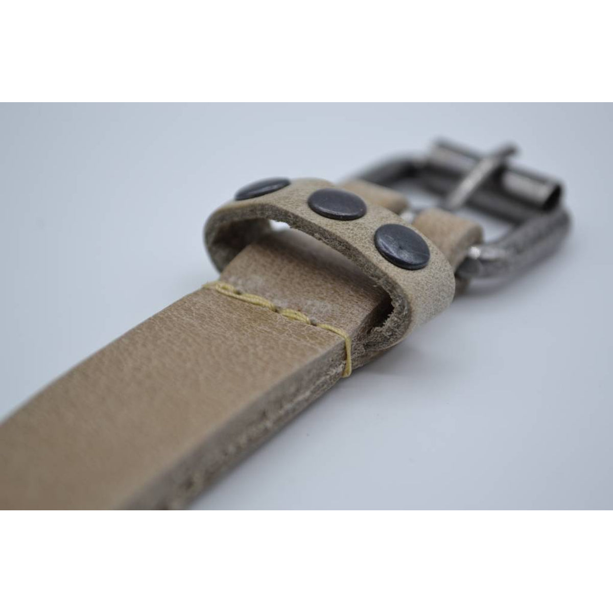 taupe 20mm brede riem met studs op de lus 