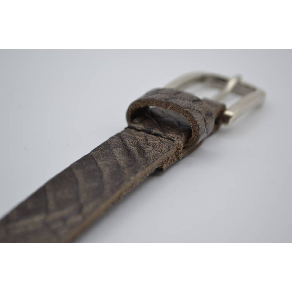 grijze 2cm brede krokodillen print damesriem