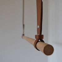 Kapstok van leer en hout