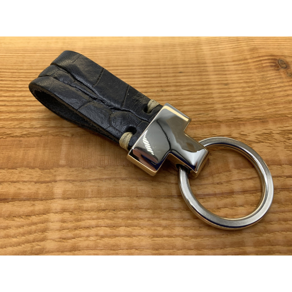 Zwarte luxe sleutelhanger met krokodillen print.