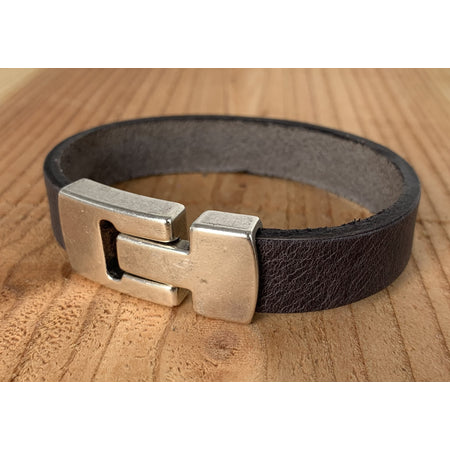 Grijze armband met wax randen voor een perfecte afwerking.