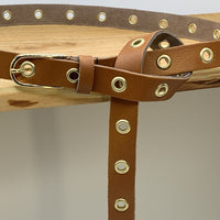 Lange trendy cognac knoopriem met gouden ringen