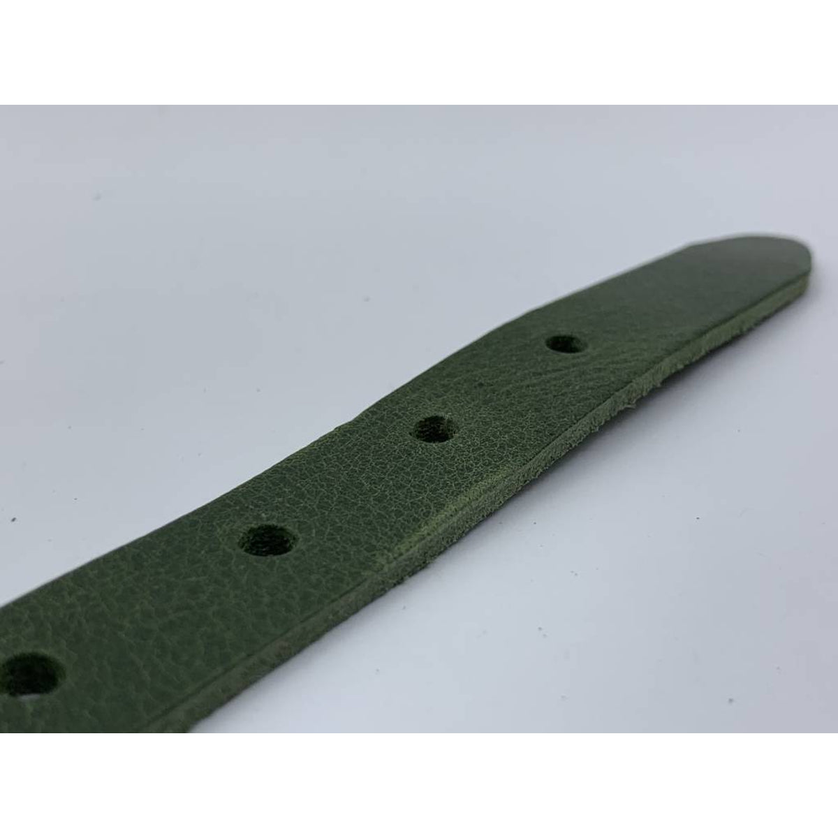 Groene smalle damesriem met gouden gesp
